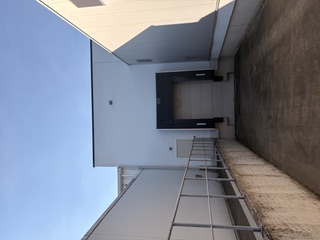 Laderampe mit frisch beschichteter heller Fassade