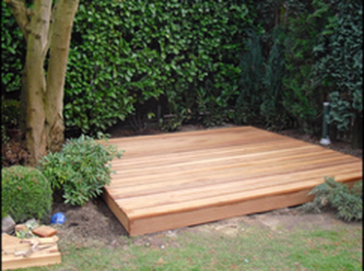 Fertig verlegter Holzboden des Gartenhauses während des Aufbaus