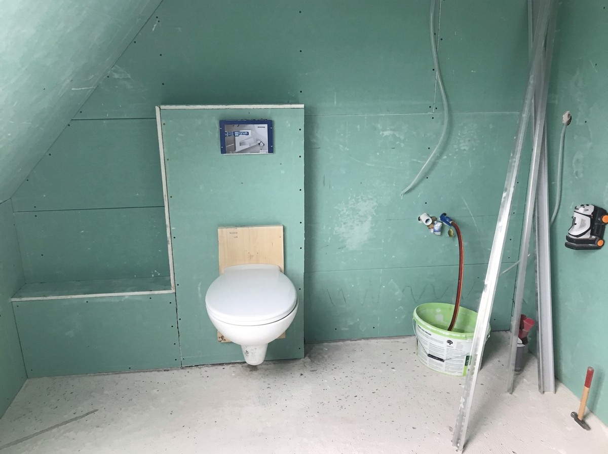 Badezimmer während der Sanierung mit gesetztem WC-Vorwandelement