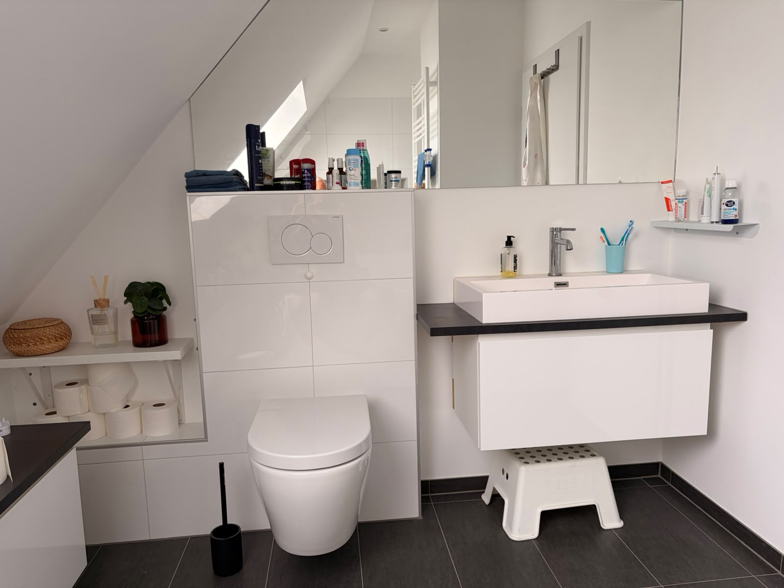 Fertiges modernes Badezimmer mit wandhängendem WC und Waschtisch